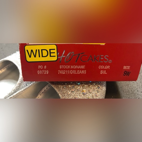 Hot Cakes Orleans silver sparkly flats, 9 W - Picture 6 of 7